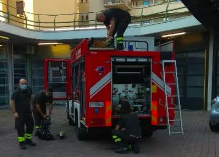 Gatto bloccato su una trave a 6 metri d’altezza
